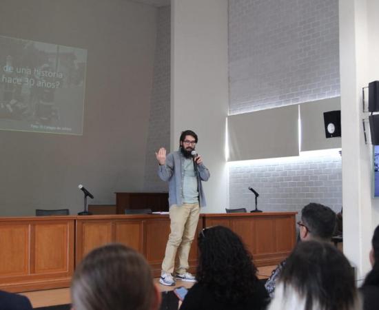 El periodista Julio González enseña a estudiantes cómo contar una historia de hace 30 años