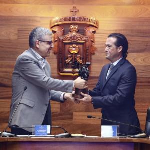 Entrega UdeG estafeta del Premio Jalisco de Periodismo a Universidad LAMAR